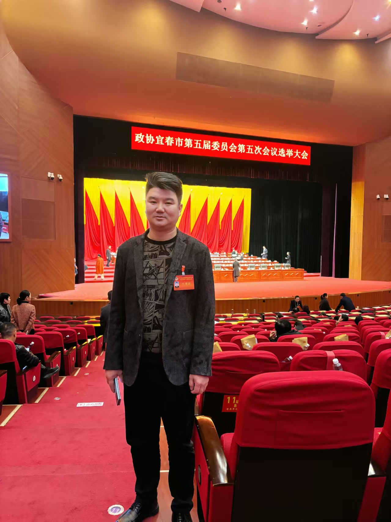 祝賀上高縣雙新紙桶機(jī)械設(shè)備有限公司董事長當(dāng)選為宜春市政協(xié)第五屆委員會(huì)委員